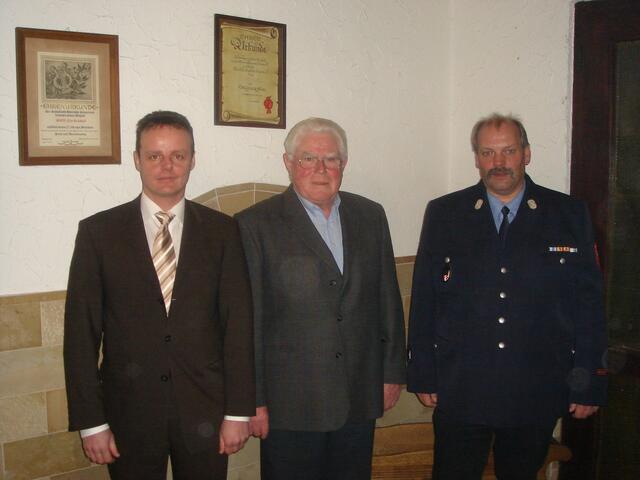 Die Feuerwehr und das Ehrenmitglied