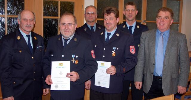 Geehrt für 25 und 40 jährige aktive Dienstzeit bei der Osterbucher Feuerwehr wurden Vorsitzender Friedrich Dirr, Gerätewart Herbert Reiner und Kommandant Johann Gebele. Im Bild von links KBI Anton Winkler, KBM Thomas Heimes und Bürgermeister Georg Keis di
