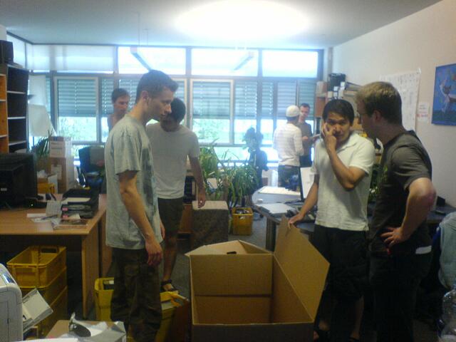 Es wird fleissig zusammengepackt