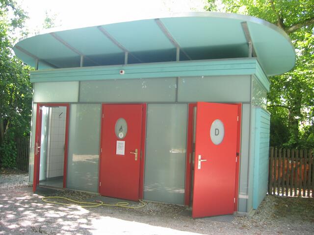 und in der Kurve am Ende des Weges die neue, umstrittene WC-Anlage