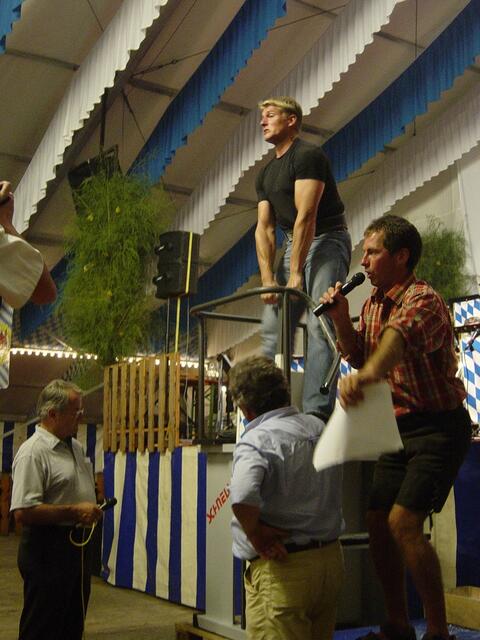 Steinheben beim Volksfest in Schrobenhausen