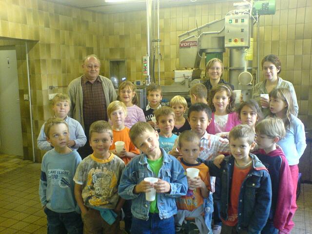 Schulkinder beim Saftpressen in Herbertshofen