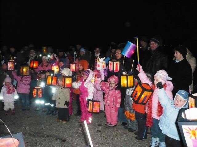 Viele Kinder mit ihren Laternen