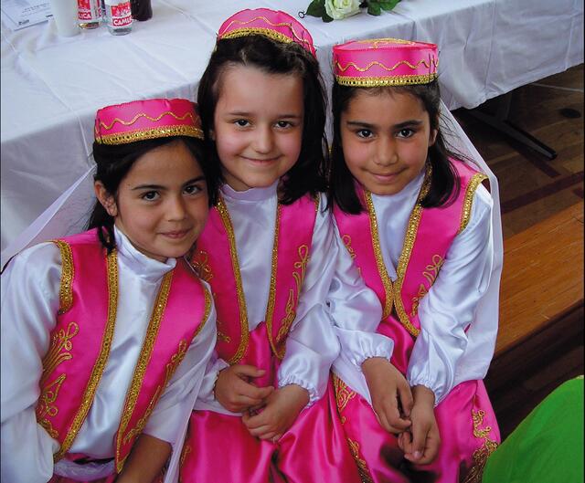 Jasemin, Asena und Kübra (v.l.n.r.) freuten sich auf den Çiftetelli-Tanz