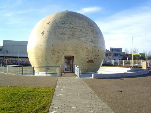 ... die "Welt (Kugel)" steht in Königsbrunn