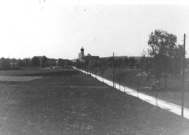 Bahnhofsweg 1951 vom Haus Schwarzfischer mit Blick zur Kirche und Schule