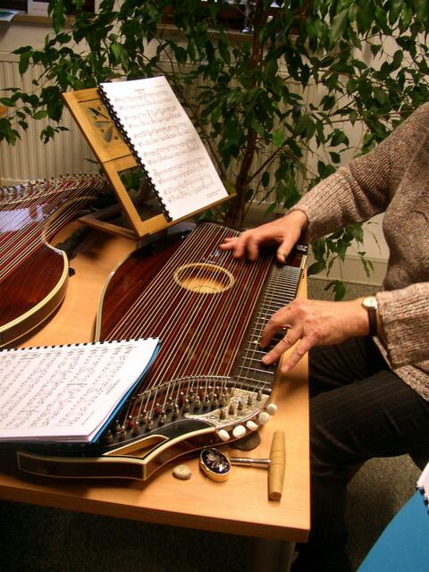 Alten Noten erklangen im offenen Archiv für Volksmusik in Krumbach