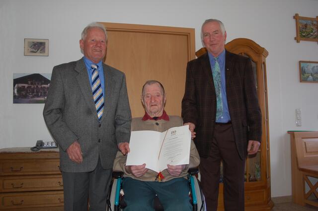 Im Bild von links: Anton Aumiller, Frauenstetten, Fritz Gammel und IG- Bau Beauftragter