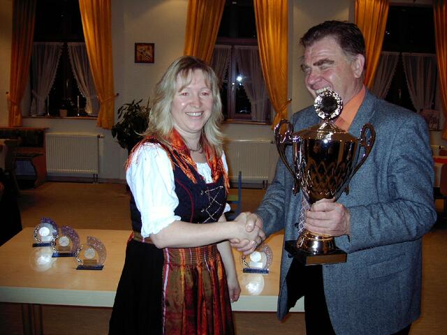 Freudestrahlend übernahm Asbachs Vorständin der Edelweißschützen, Gabriele Ludwig von Bürgermeister Georg Keis den Wanderpokal
