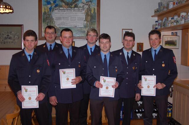 von links: Christian Hitzler (gold-rot),1.Kommandant Christian Mairshofer, Markus Abt (gold-rot),2.Kommandant Reinhard Gribl, Winfried Gaugler (gold-rot),KBM Hans Moraw und Martin Gaugler (gold-rot).
