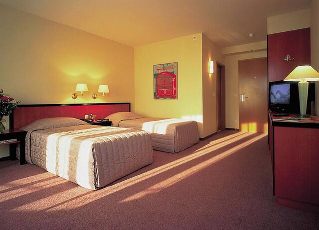 Ein Standardzimmer des Hotel Estrel in Berlin