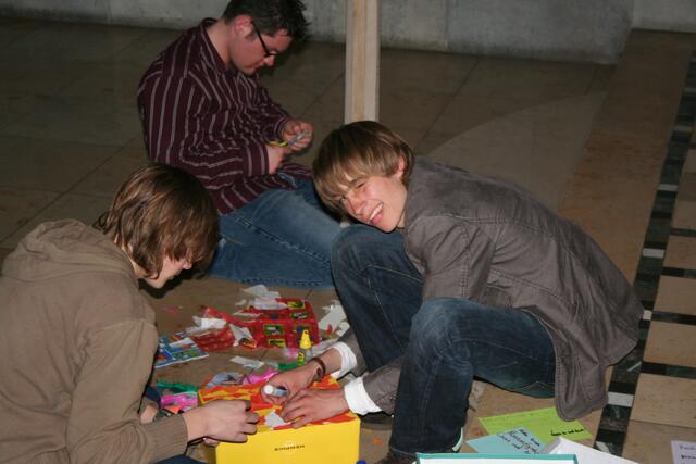 Die Jugendlichen beim Basteln in der Kirche