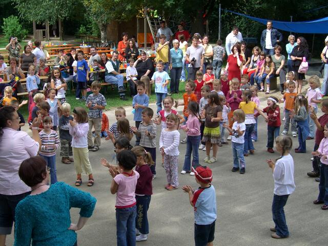 Begrüssungstanz der Kinder