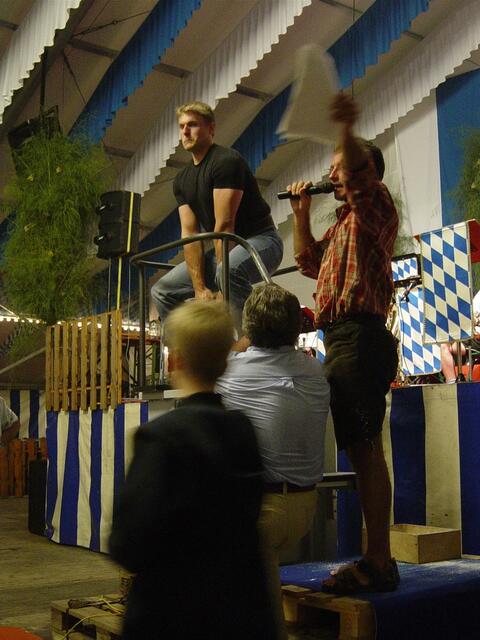 Steinheben beim Volksfest in Schrobenhausen