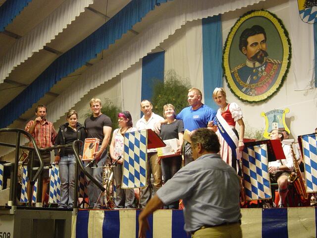 Steinheben beim Volksfest