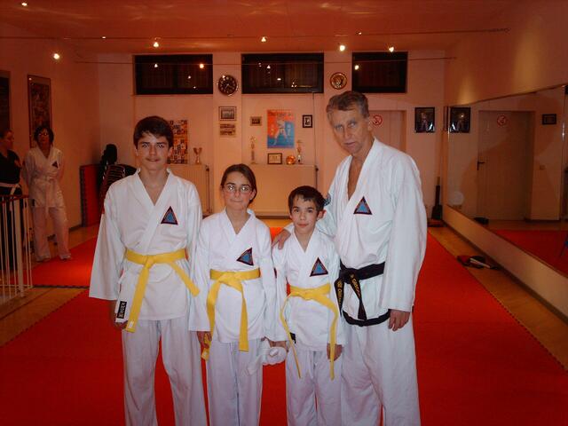 Kinder jeden Alters lernen Taekwondo