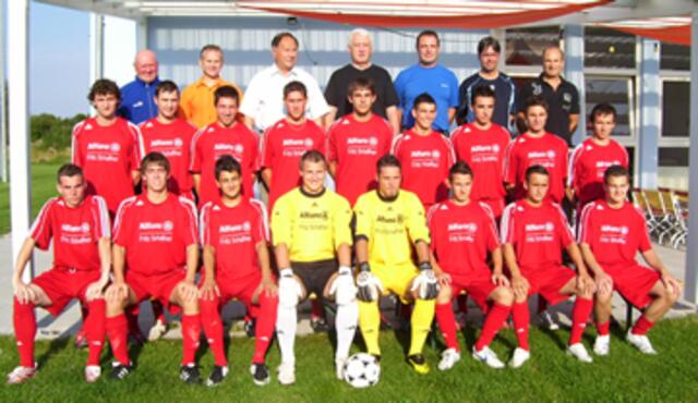 Die 1. Mannschaft | Foto: 'Hinten von links:\r\nBetreuer Jauernig, 2. Vorstand Löffler, 1. Vorstand Gagstetter, 3. Vorstand Misof, Torwartrainer Zerbe, Trainer Pecher, Sponsor Schaffner\r\n\r\nMitte von links:\r\nBayerl, Mößner, Schreder, Holzhammer, Sandner, Degendorfer, Metzenra