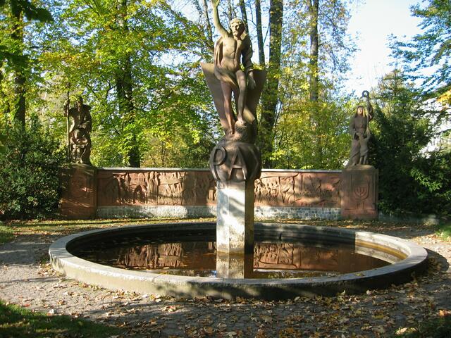 der Brunnen nahe der Kirche