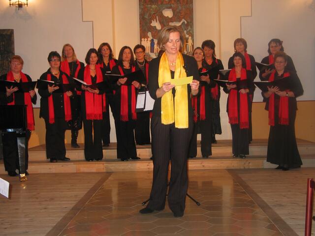 Elisabeth Balser und ihre "Chorallen" begrüßen die zahlreichen Gäste in der Synagoge in Binswangen.