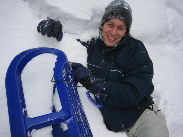 Bauchlandung im Schnee. Aber der ist gottseidank weich. Olli grinst noch.