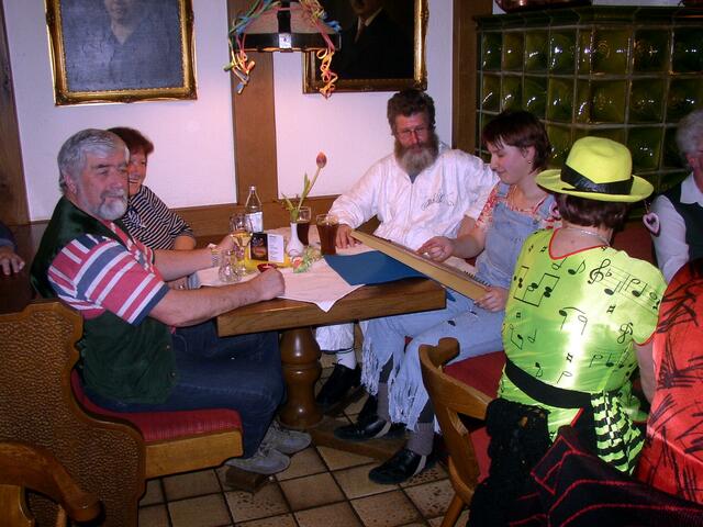 Die Claudia mit ihrem Instrument