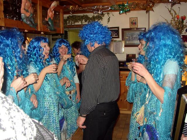 Die Damenrunde in Blau