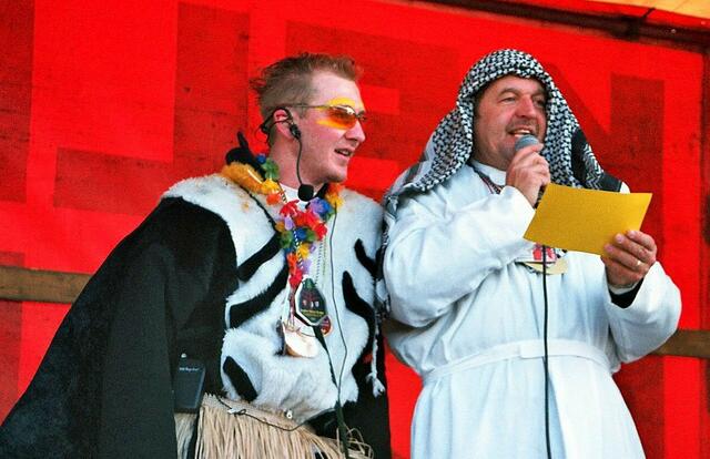 der Moderator begrüßt die Gruppen