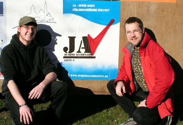 Künstler Michael Gierak und Stadtrat Thomas Krepkowski vor JA-Plakat