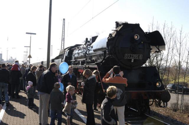 Die Dampflok am Bahnsteig in Meitingen