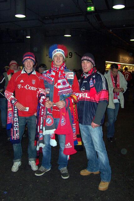 drei tolle FCB - Fans im Stadion