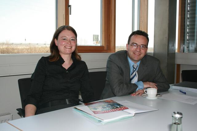 Die Assistentin der Geschäftsleitung Manuela Jenewein (links) unterstützt Dr. Markus Glück bei seiner Arbeit