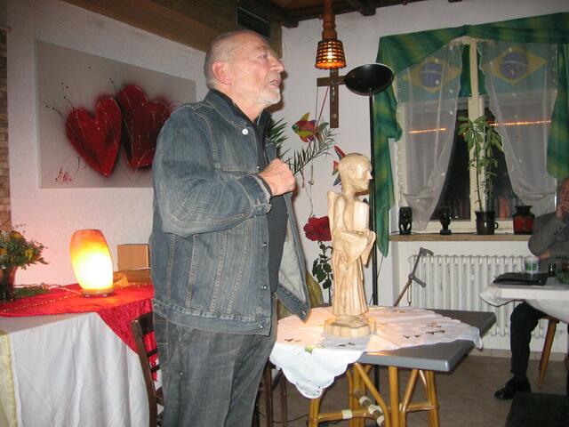 Dietrich Kothe-Opperau mit seiner selbstgeschnitzten Antoniusfigur.