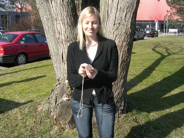 Anita Weber mit offizieller Plakette