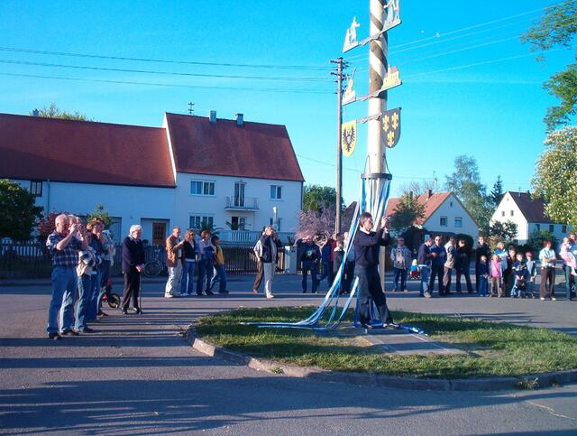Rund um den Maibaum