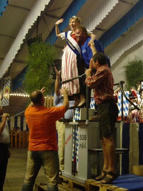 Steinheben beim Volksfest