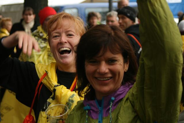 Sigi und Edeltraud begrüßen nach dem Lauf die Betreuer