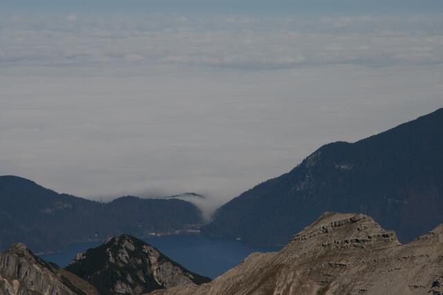 Nebel schwappt vom Alpenvorland zum Walchensee hinab