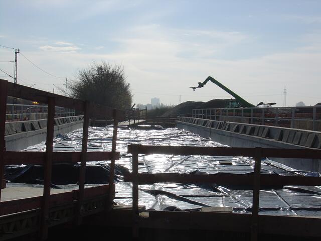 Die neue Brücke wartet bereits auf ihren Einsatz