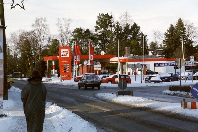 Die Ortseinfahrt von Süden her, nach Friedhof und ALDI: die Tanke