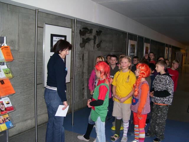 Eine Lehrerin erklärt Projekte anderer Klassen