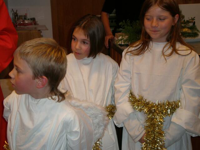 Die Engelchen unterstützen den Nikolaus