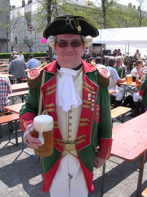 Ließ sich eine kühle Maß Bier schmecken: Manfred Ruf in der alten Stadtgardeuniform von 1876