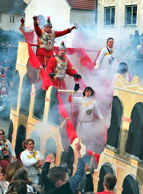 in eine Wolke eingehüllt