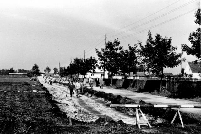 Erst 1955 wird der seit 1936 benutzte Bahnhofsweg zur "Straße" ausgebaut