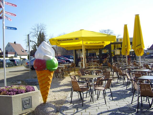 ... leere Straßencafes