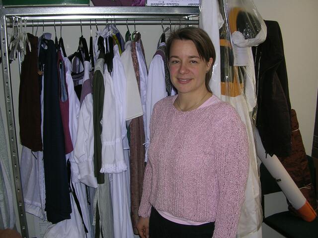 Die Leiterin der Stoffstube Karin Weindl