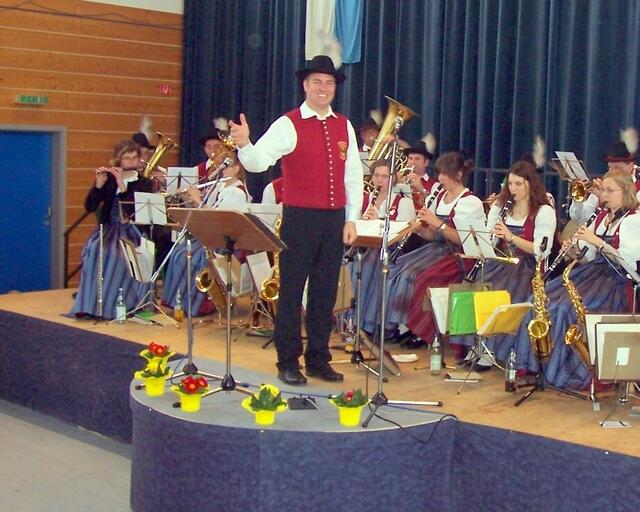 Die Hirblinger Trachtenkapelle mit Dirigent Georg Miller