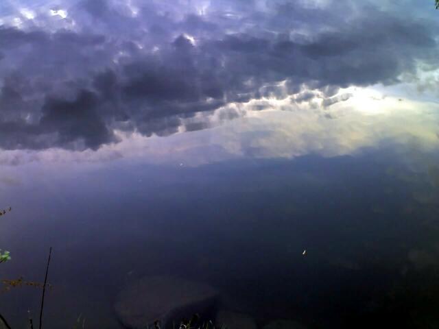 Der Himmel im Spiegelbild des Wassers