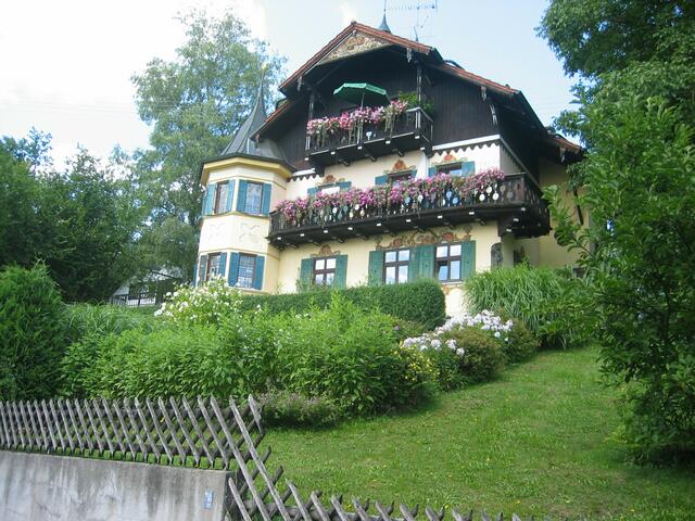 nun ist man an der Straße, der Blick schaut aber auf den Hang zu einem schönen Haus