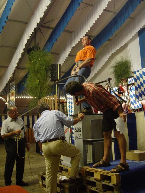 Steinheben beim Volksfest in Schrobenhausen